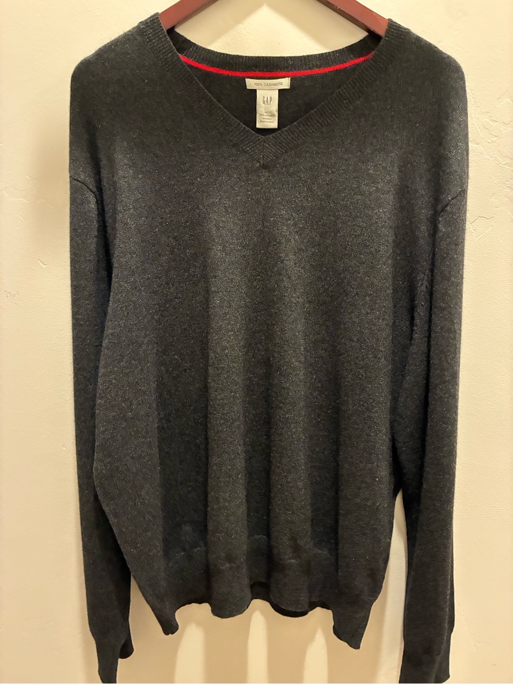 GAP Vintage 100% Cashmere Men's V-Neck Sweater in Charcoal with Red Stitch